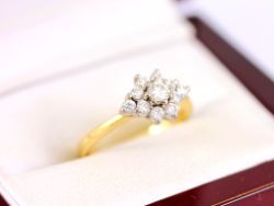 FINE ART DECO DIAMOND CLUSTER RING 18CT GOLD LADIES STUNNING SIZE K 3.4G Y81