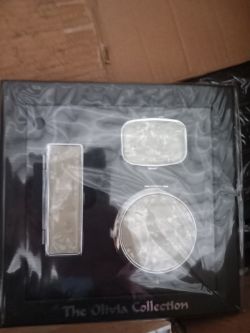 THE OLIVIA COLLECTION MAKEUP SET APROX 40