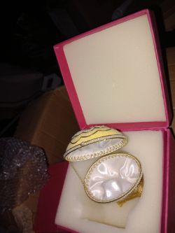 THE CRYSTAL COLLECTION GOLDEN EGG HOLDER APROX 10