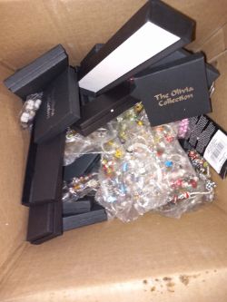 MIXED BEADS AND BOXES APRIX 200