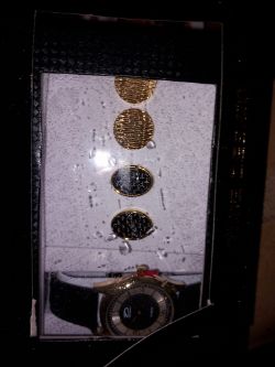 THE DESIGN ASSORTED JEWELRY APROX 40