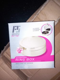 DIAMOND RING BOXES APROX 100