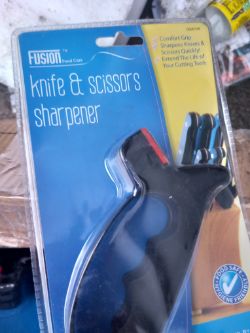 KNIFE SCISSOR SHARPENER APROX 25