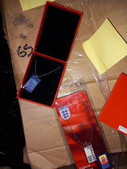 ENGLAND ASSORTED JEWELRY APROX 100