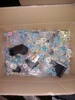 APROX 800 MIXED ITEMS