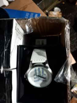 APROX 16 WATCHSS CONDITION: NEW