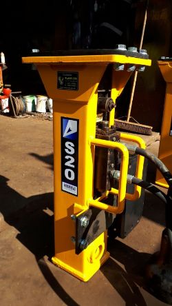 ARROWHEAD POST DRIVER BREAKER PECKER HYDRAULIC BREAKER POST DRIVER