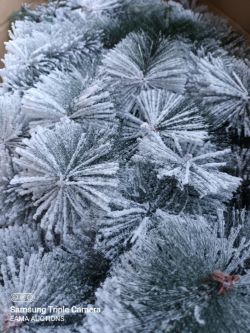 L305 PALLET CONTAINING APPROX 6 ARTIFICIAL 6FT XMAS TREES SNOW EFFECT