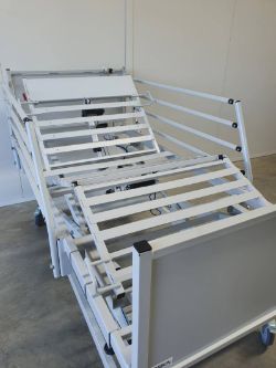 24 X OSKA MODEL 1003 ELECTRIC MEDICAL HOSPITAL BED LIQUIDATION BRAND NEW COST PRICE £60,000.