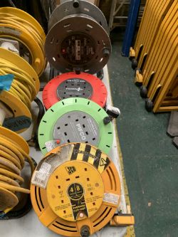 4X 240V EXTENSION LEADS