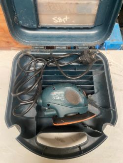 BLACK AND DECKER SANDER IN BOX