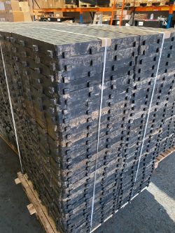 120 X INTERLOCKING PLASTIC FLOOR TILES FROM EVENT HIRE LIQUIDATION £900+ RRP