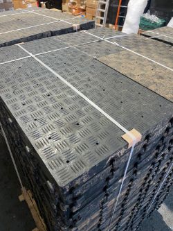 120 X INTERLOCKING PLASTIC FLOOR TILES FROM EVENT HIRE LIQUIDATION £900+ RRP