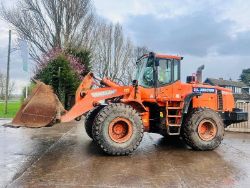 DOOSAN DL300 4WD LOADING SHOVEL * YEAR 2011 * C/W BUCKET