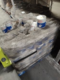 PALLET CONTAINING APPROX 150 X GLIDDEN TRADE VINYL MATT PAINT 2.5L