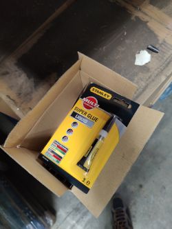 PALLET CONTAINING APPROX 2600 X STANLEY MULTI PURPOSE SUPER GLUE - TESTED APPEARS WORKING