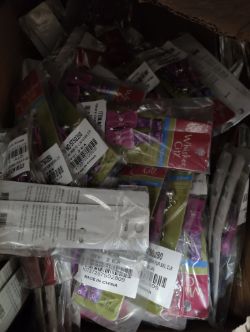 PALLET CONTAINING OVER 500 CAT COLLARS AND 250 VINYL WALLPAPER BORDER + MORE