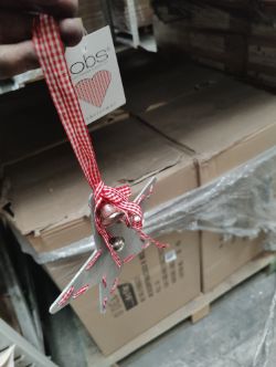 MIXED PALLET CONTAINING OVER 400 DECORATIVE STARS + 48 OXFORD PILLOWCASES + DOOR HANDLES