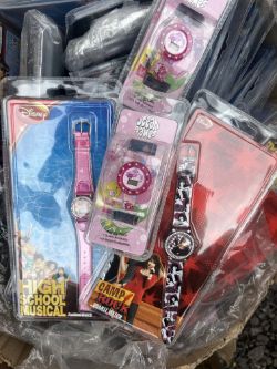APPROX 100 ASSORTED CHILDS WATCHES INCLUDING HIGH SCHOOL MUSICAL