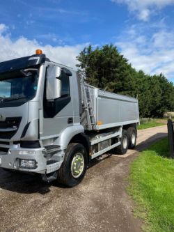 IVECO AD 260T WILCOX INSULATED TARMAC BODY