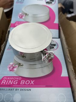 18 X DIAMOND RING MIRRORED RING BOX WITH CRYSTAL KNOD