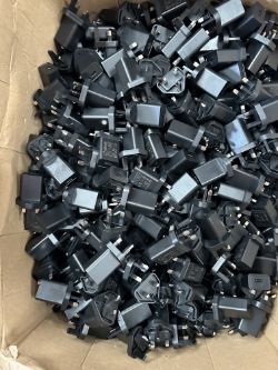 JOB LOT - BOX FULL OF USB POWER ADAPTORS (APPROXIMATELY 500)