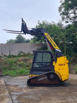 NEW HOLLAND C227 TRACKED SKIDSTEER, 2012, BOBCAT CAT *LOW HOURS*