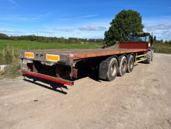 32 FOOT LONG FLAT FORD TRIAXLE BALE TRACTOR TRAILER AIR BRAKES AIR SUSPENSION