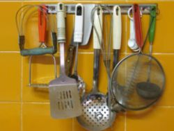 KITCHEN ASSORTMENT OF UTIENTILS