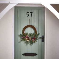 PREMIER PINE CONE RED BERRIES RATTAN FROSTED WREATH 45CM CHRISTMAS DECORATION