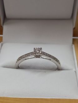 0.25CT DIAMOND ENGAGEMENT RING IN GIFT BOX WITH VALUATION CERTIFICATE OF £1195