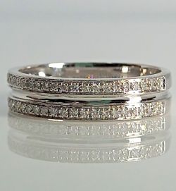 0.18CT DIAMOND WEDDING BAND/9CT WHITE GOLD IN GIFT BOX WITH VALUATION CERTIFICATE OF £1395