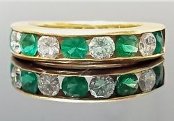EMERALD & DIAMOND RING/18CT YELLOW GOLD + GIFT BOX + VALUATION CERTIFICATE OF £3400