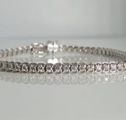 2.42CT DIAMOND TENNIS BRACELET 18CT WHITE GOLD IN GIFT BOX WITH VALUATION CERTIFICATE OF £6,995