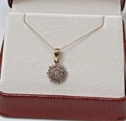 0.35CT CLUSTER DIAMOND PENDANT/9CT YELLOW GOLD IN GIFT BOX WITH VALUATION CERTIFICATE OF £1095