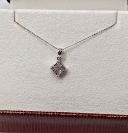 0.25 DIAMOND PENDANT/9CT WHITE GOLD IN GIFT BOX WITH VALUATION CERTIFICATE OF £895