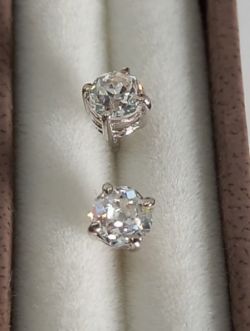 0.70CT DIAMOND STUD EARRINGS/WHITE GOLD IN GIFT BOX WITH VALUATION CERTIFICATE OF £2,195