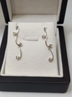 DIAMOND DROP EARRINGS 9CT WHITE GOLD IN GIFT BOX WITH VALUATION CERTIFICATE OF £795