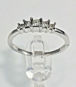 0.25CT PRINCESS CUT DIAMOND 5 STONE RING /WHITE GOLD IN GIFT BOX WITH CERTIFICATE OF £995