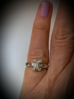 MIXED SHAPE DIAMOND RING/EMERALD/ BAGUETTE/ ROUND /18CT WHITE GOLD 0.55CT VALUATION CERT OF £3995