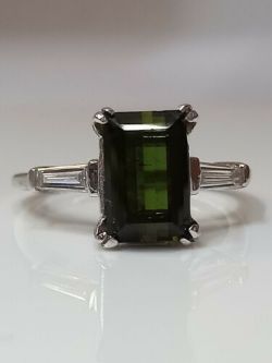 EMERALD CUT TOURMALINE & DIAMOND RING/18CT WHITE GOLD IN GIFT BOX + VALUATION CERTIFICATE OF £1550
