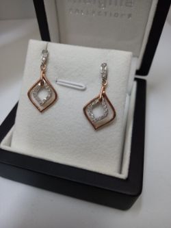 DIAMOND EARRINGS ROSE GOLD/WHITE GOLD DIAMOND DROPS IN GIFT BOX + VALUATION CERTIFICATE OF £1095