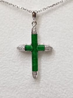 18CT JADE & 0.08CT DIAMOND CROSS PENDANT IN GIFT BOX WITH VALUATION CERTIFICATE OF £895