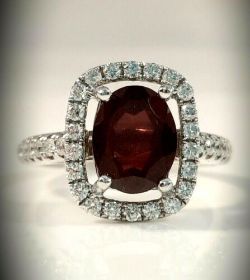 DIAMOND AND GARNET DRESS RING/WHITE GOLD IN GIFT BOX WITH VALUATION CERTIFICATE £2,195