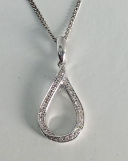 0.15CT TEAR DROP DIAMOND PENDANT/9CT WHITE GOLD + GIFT BOX + VALUATION CERTIFICATE OF £895