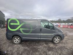 CRUISE IN STYLE: 1 FORMER KEEPER - THE RELIABLE RENAULT TRAFIC VIVARO - NO VAT ON HAMMER