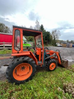 KUBOTA LOADER TRACTOR 2X4 AND 4X4