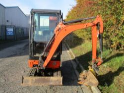 EFFICIENT 1.5 TON MINI DIGGER: KUBOTA 2011 KX015-4