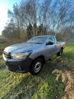 **(ONLY 98K MILEAGE)** 2017 TOYOTA HILUX SINGEL CAB