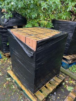 8 PALLETS CONTAINING 4000 BRICKS